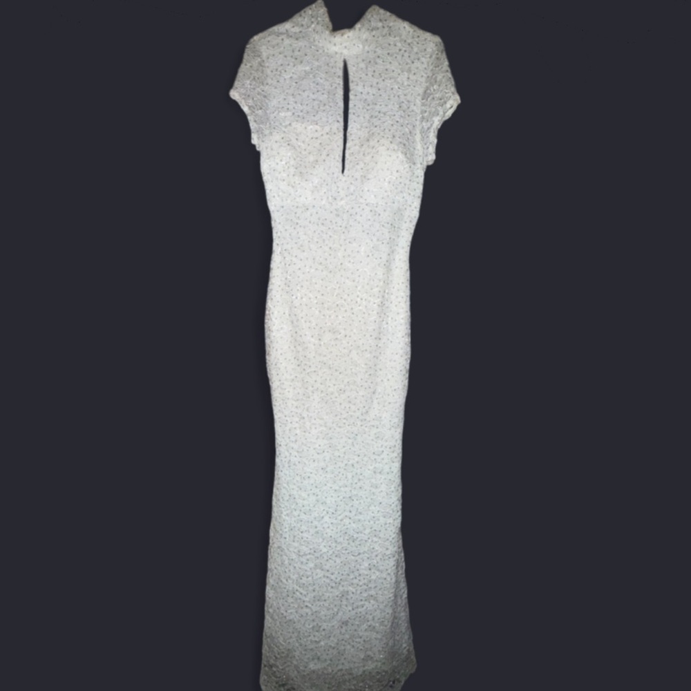 Elegant White Wedding Dress with Keyhole Design